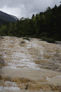 壮观的自然钙化瀑布景观