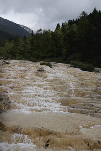 湍急浑浊河流穿山林