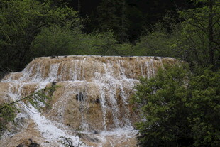 壮观瀑布 山林间的自然美景