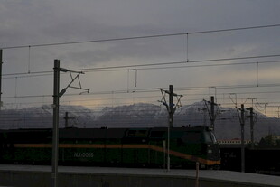 车站边的绿皮火车