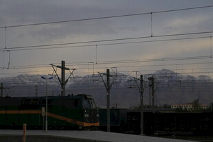 黄昏下的铁路与远处山峦
