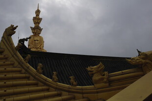 屋顶工人进行修缮工作