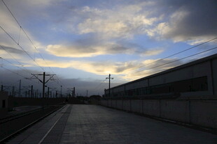 黄昏下的空旷道路与建筑