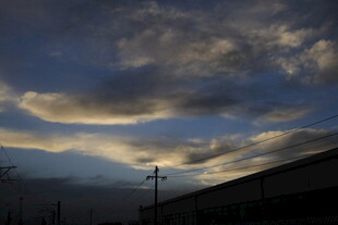 黄昏下的天空与建筑轮廓