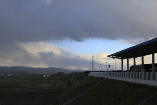 黄昏下的站台景色
