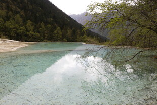 山间清澈碧绿的静谧湖水