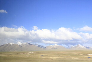 蓝天白云下的壮丽山脉