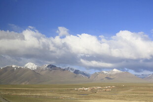 蓝天白云下的壮美山脉