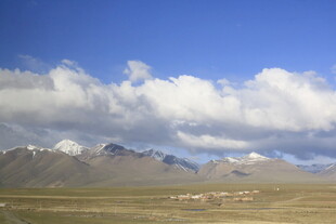 蓝天白云下的壮丽山脉