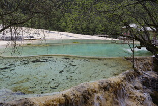 山间清澈碧绿的美丽潭水