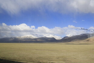 广袤草原与远处山峦