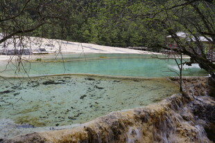 山间清澈的多彩天然水池