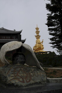 寺庙旁的独特雕塑与金塔