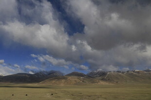 草原蓝天远山壮丽风光