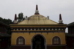 古老黄色建筑外观