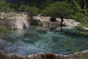 清澈幽潭 山间自然美景