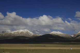 雪山草原蓝天壮美风光