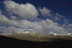 蓝天白云下的雪山景致
