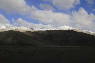 蓝天白云下的雪山远景