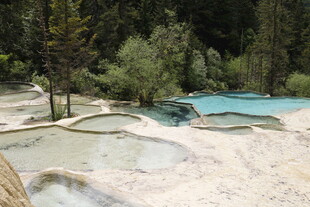 梦幻蓝白相间的天然泉池