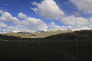 蓝天白云下的壮美山峦