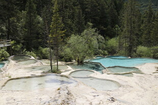 梦幻蓝白相间的山林湖泊