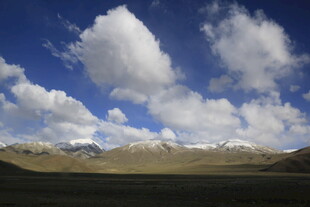 蓝天白云下的壮美高原风光