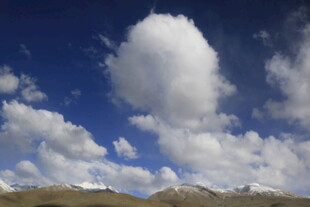 蓝天白云下的壮丽山景