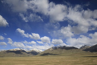 蓝天白云下的广袤高原