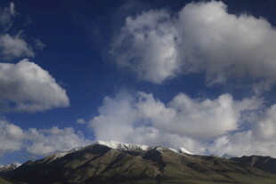 蓝天白云下的巍峨山脉