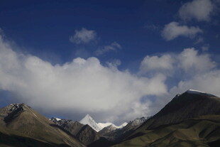 蓝天白云下的巍峨山脉