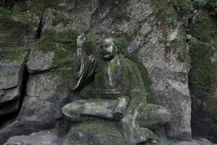 岩石上的冥想佛像