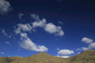 蓝天青山间的白云美景