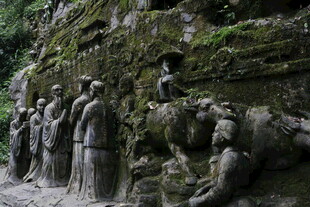 岩壁上的精美古代雕像