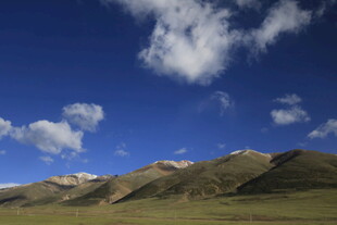 蓝天白云下的壮美山峦