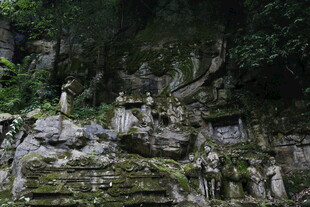 山林间古老神秘的石造景观