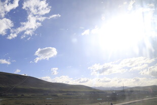 阳光照耀下的山峦与蓝天