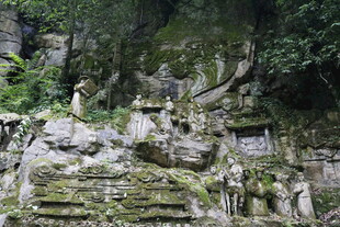 山间嶙峋怪石与繁茂植被
