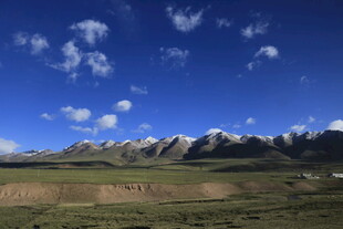 蓝天白云下的壮美山脉