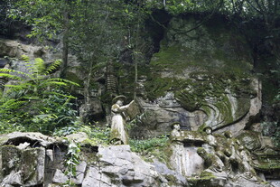 山林间的独特石头景观