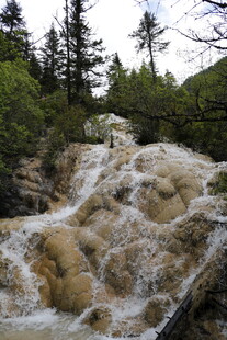 山间湍急溪流瀑布景观