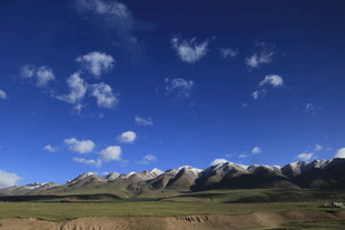 壮丽雪山与蓝天草原美景