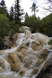山间湍急溪流瀑布景观
