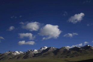 蓝天白云下的壮丽雪山