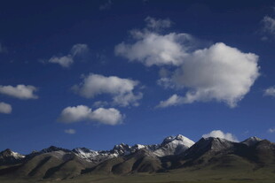 蓝天白云下的巍峨雪山