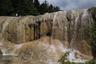 壮观的山间瀑布景观