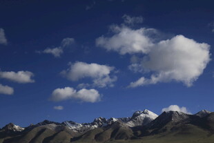 蓝天白云下的巍峨雪山