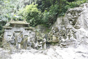 山间精美石刻景观