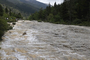 湍急浑浊的山间河流