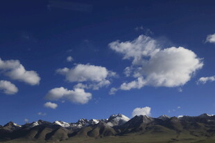 蓝天雪山美景